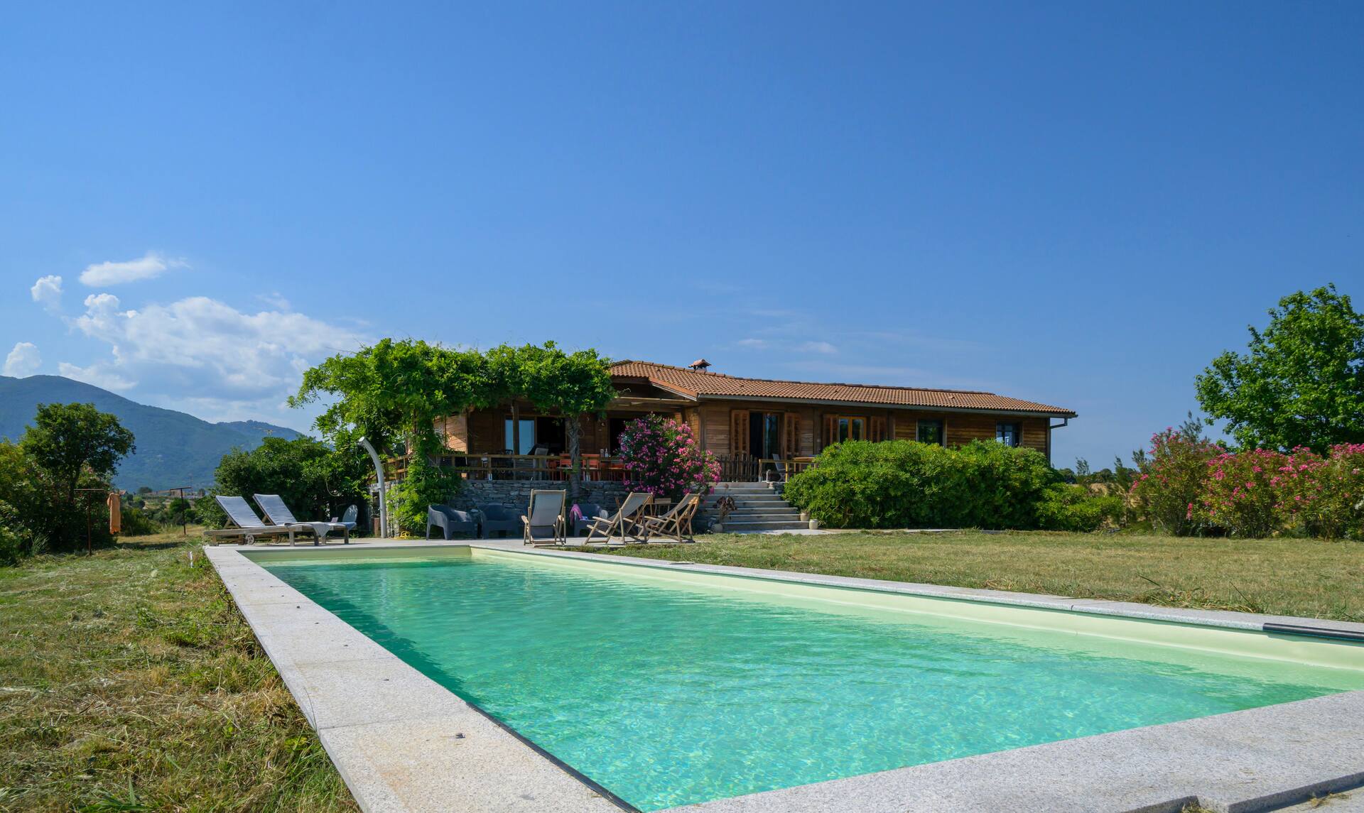 Villa Serra — villa ossature bois avec piscine et vue mer panoramique à Linguizzetta, Corse